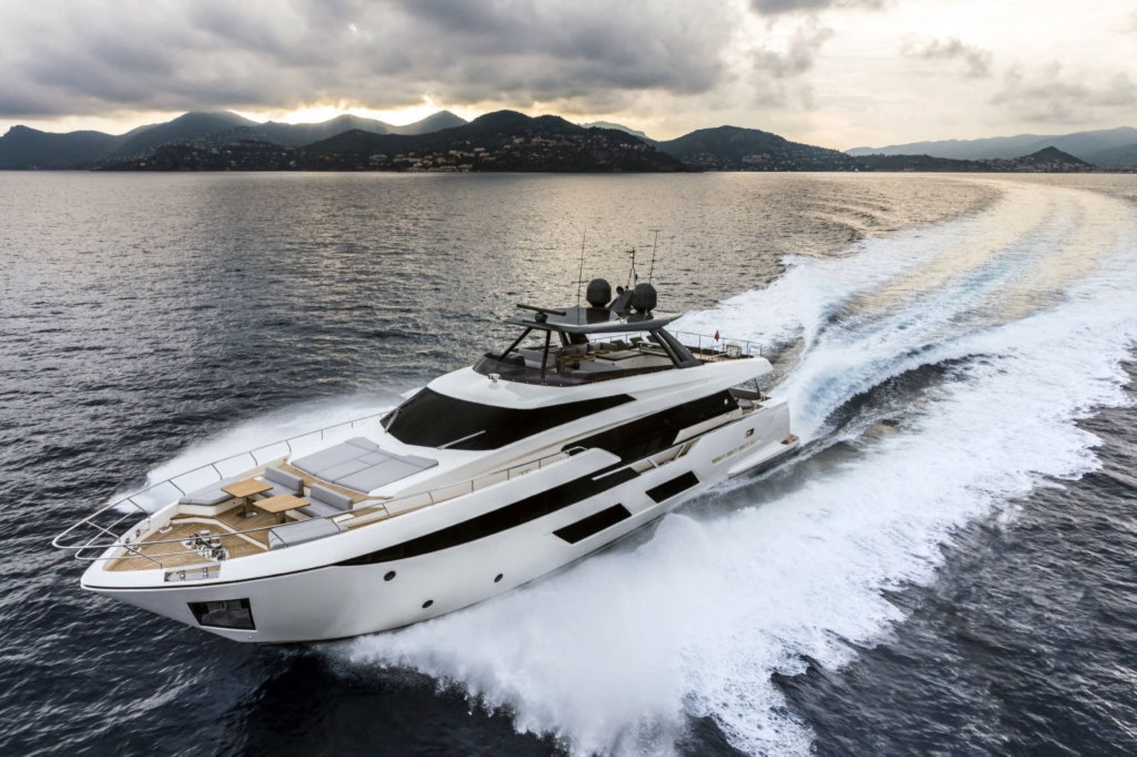Ferretti 920