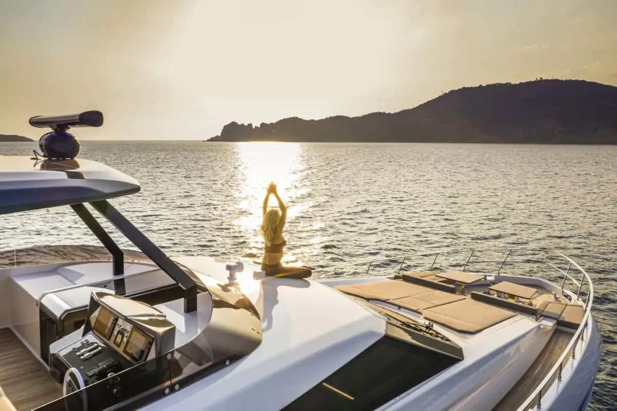 Ferretti 920, salon — Cannes Yachst hire, Cannes