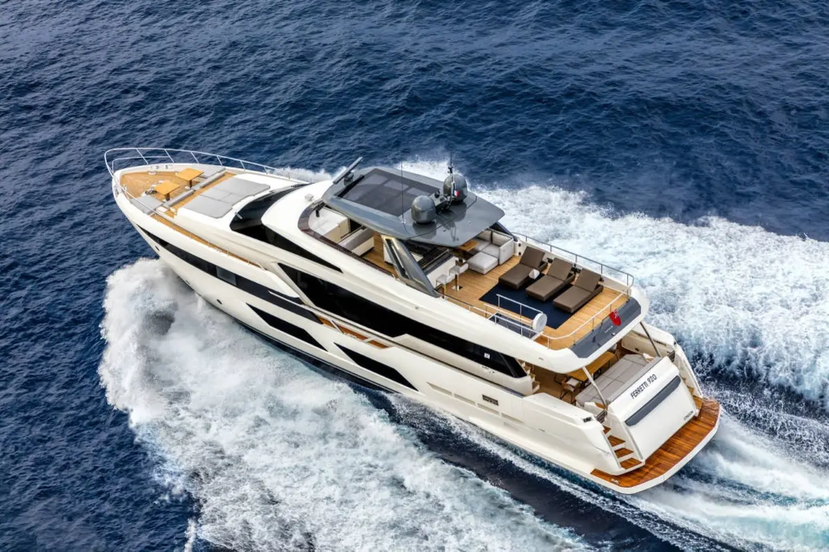 Ferretti 920, flybridge — Cannes Yachst hire, Cannes