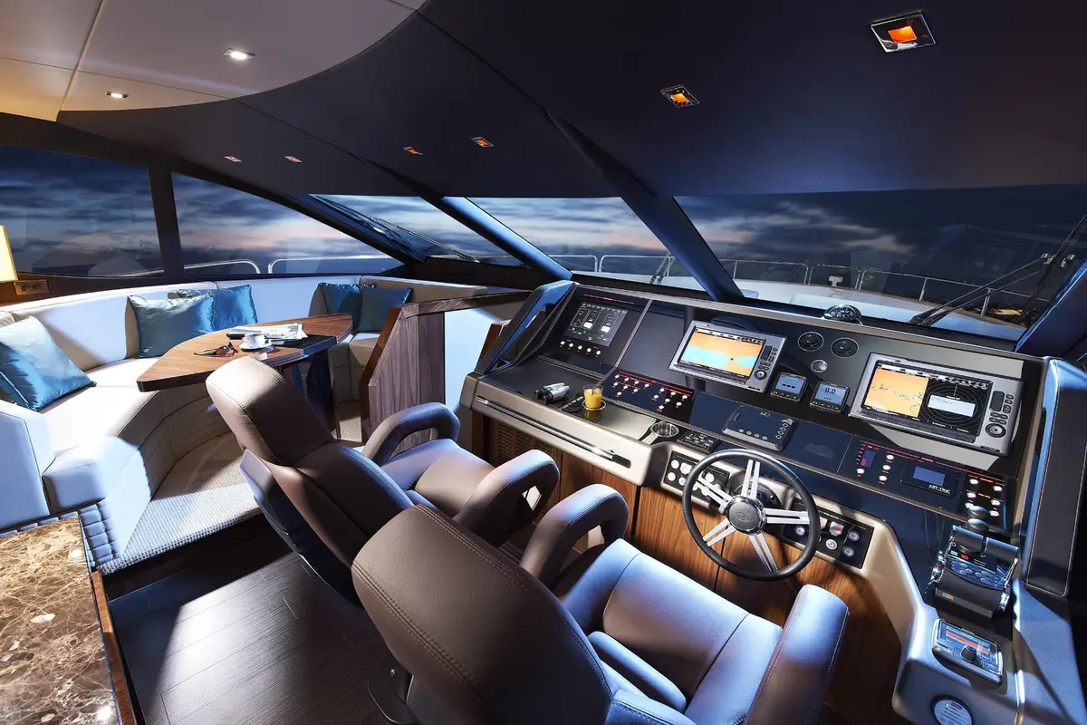 Sunseeker 28, master cabin — Cannes Yachst hire, Cannes