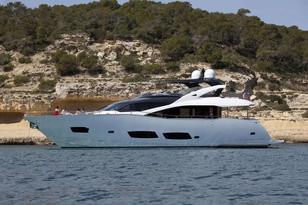 Sunseeker 28, flybridge — Cannes Yachst hire, Cannes